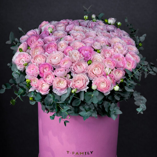 Велика композиція з ранункулюсів PINK SYMPHONY XXL — пишні рожеві ранункулюси з евкаліптом у високій рожевій коробці T-Family Flower Shop, Київ
