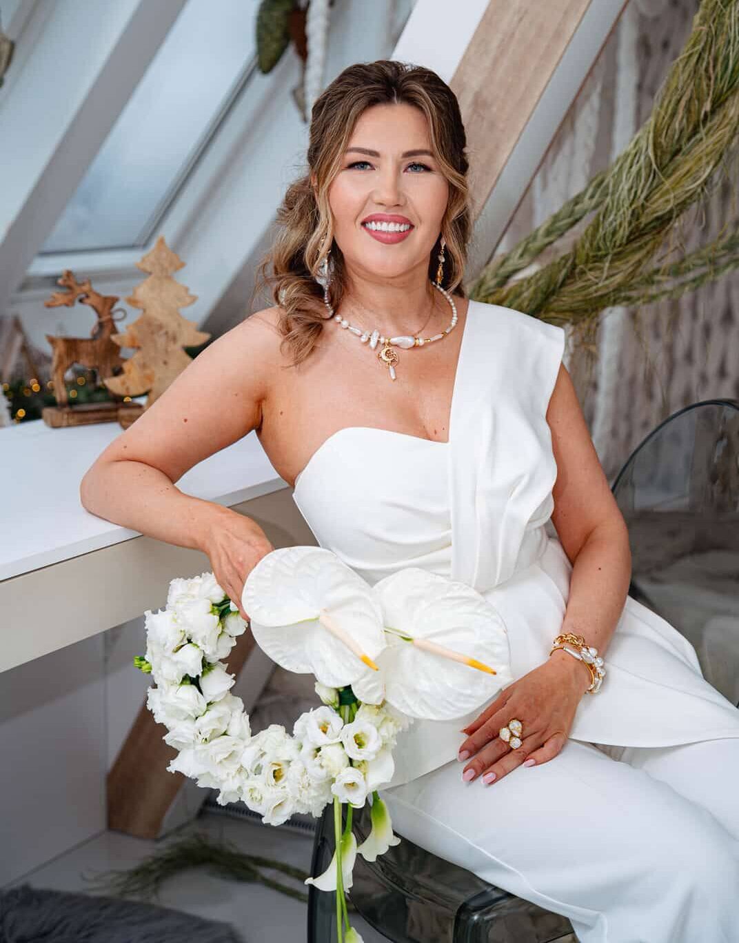 Асиметричний білий весільний букет SCULPTED BRIDAL ICON
