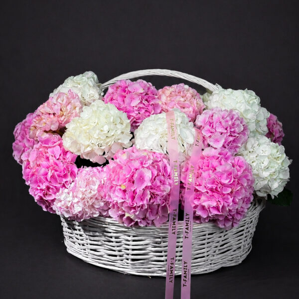 Великий кошик з гортензіями HYDRANGEA ROYAL BASKET — пишна композиція з рожевих та білих гортензій у білому плетеному кошику T-Family Flower Shop, Київ