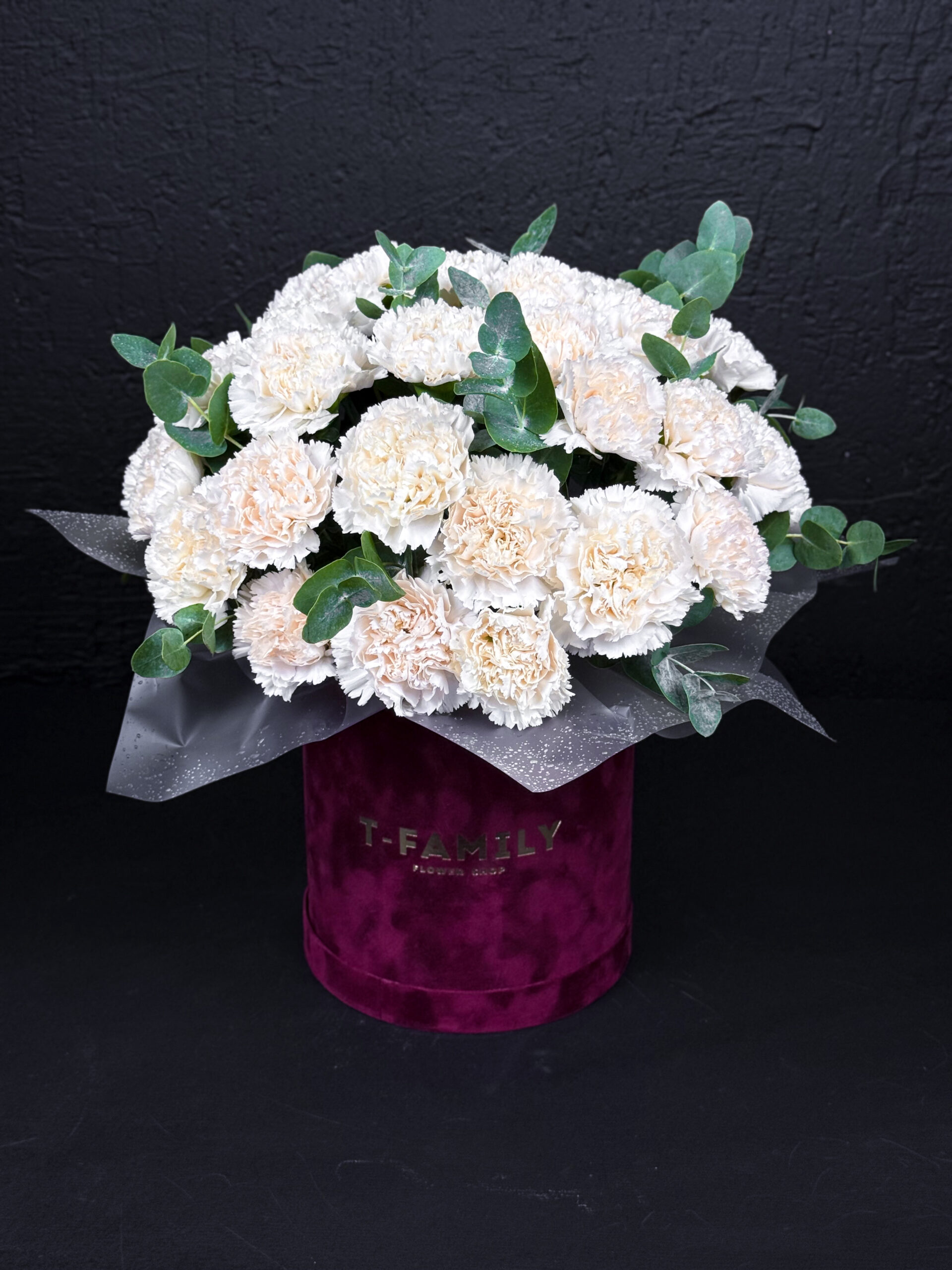 Композиція з гвоздиками IVORY VELVET в оксамитовій коробці